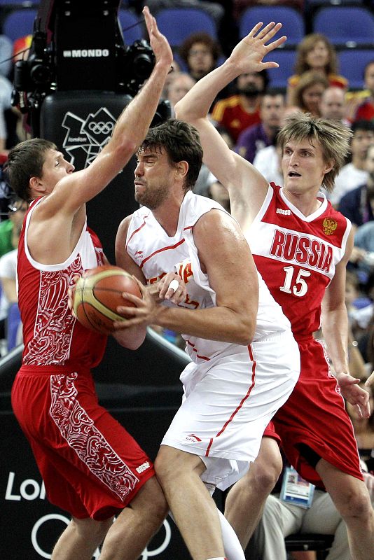 El pívot de la selección española Marc Gasol intenta superar a los jugadores de Rusia Viktor Khryapa y Andrei Kirilenko en las semifinales del torneo olímpico de baloncesto.