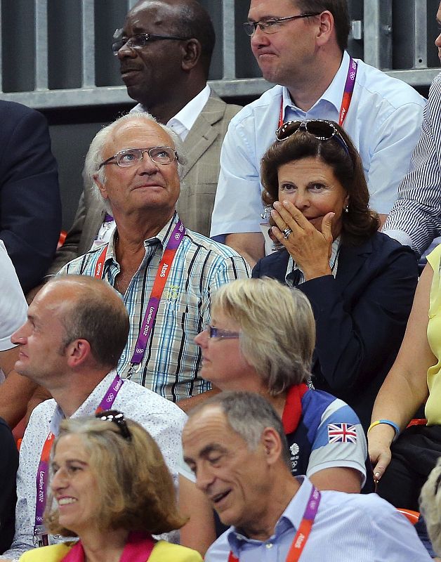 El rey Carlos Gustavo de Suecia y la reina Silvia asisten a la semifinal de balonmano entre Suecia y Hungría.