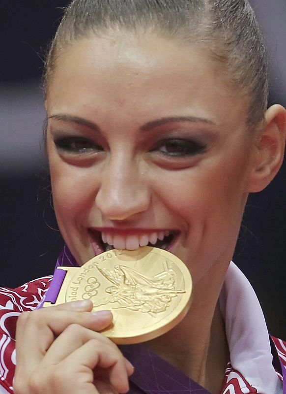 La rusa Evgeniya Kanaeva se ha proclamado campeona olímpica individual de gimnasia rítmica, al imponerse en el concurso completo de los Juegos de Londres 2012, y se ha convertido en la primera gimnasta en revalidar dos oros seguidos en el concurso in