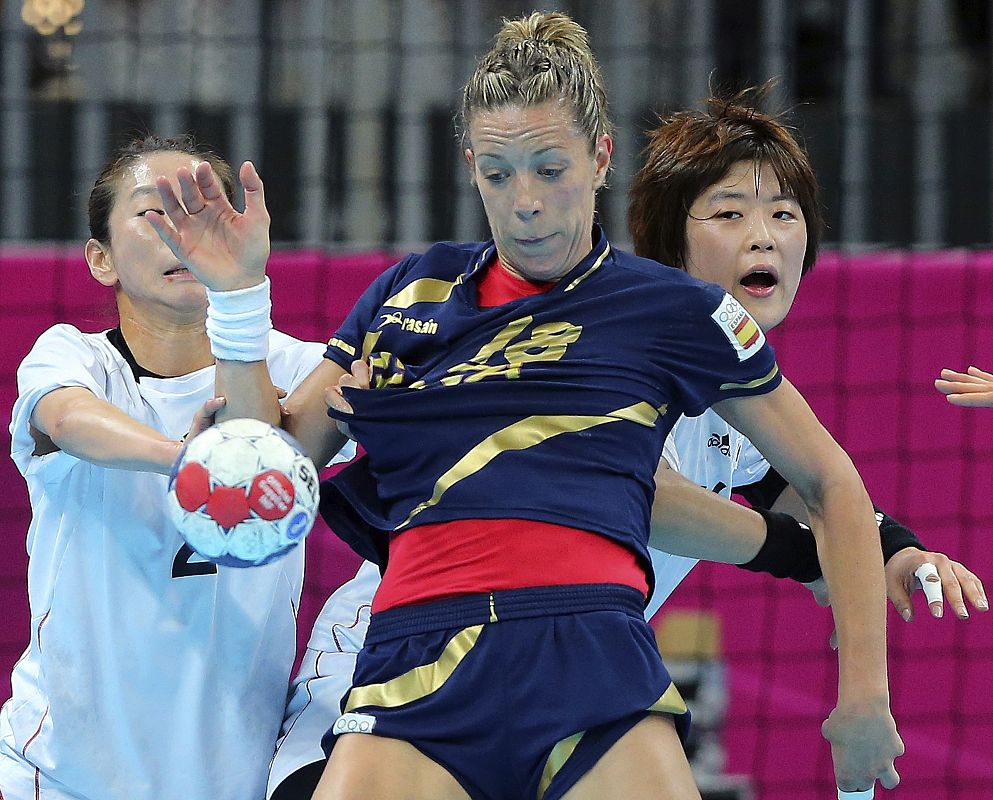 Begoña Fernández lucha por el balón durante el partido de balonmano femenino contra Corea del Sur en el que España ha conseguido la medalla de bronce de los Juegos Olímpicos de Londres 2012.