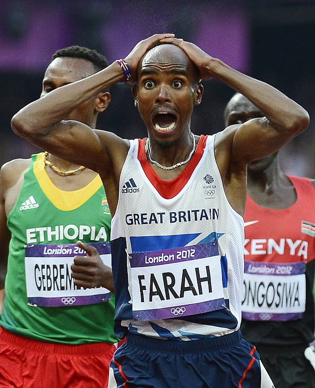 El británico Mo Farah celebra la victoria en la prueba de 5.000 metros, que se suma al oro conseguido en los 10.000.