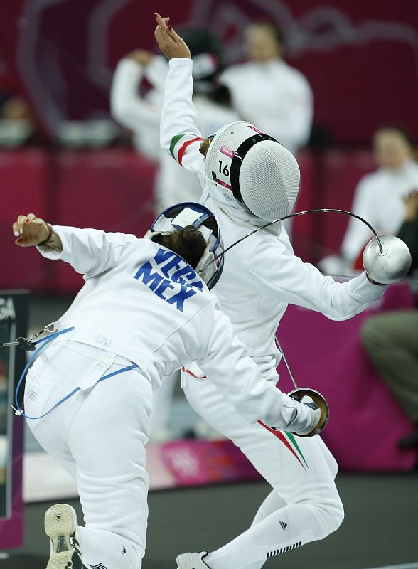 La húngara Adrienn Toth combate contra la mexicana Tamara Vega en la prueba de pentatlón moderno en Londres.