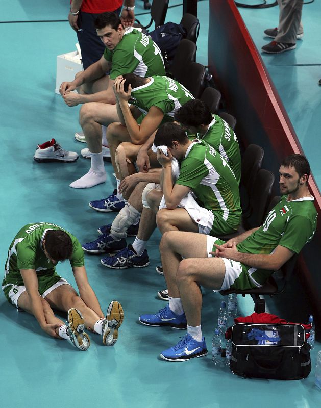 Los búlgaros se lamentan tras perder el partido por la medalla de bronce del torneo masculino de voleibol disputado frente a Italia.
