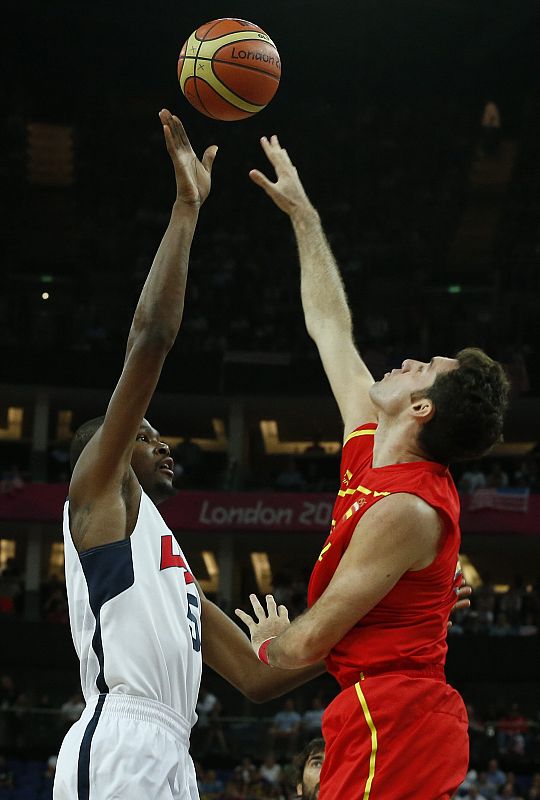 El escolta español Rudy Fernández intenta taponar al estadounidense Kevin Durant durante la final olímpica de baloncesto.