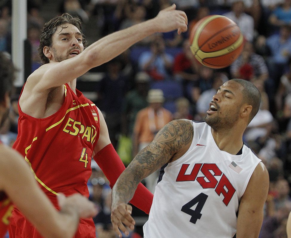 Salto inicial entre el español Pau Gasol y el estadounidense Tyson Chandler durante la final olímpica de baloncesto.