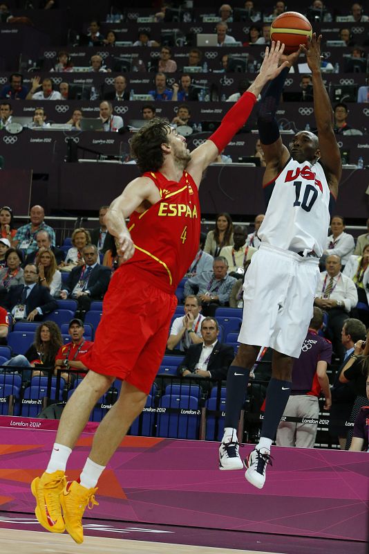 El español Pau Gaosl intenta taponar al estadounidense Kobe Bryant durante la final olímpica de baloncesto.