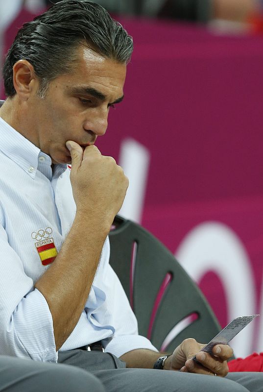 El seleccionador español, Sergio Scariolo, poco antes del inicio de la final del partido del torneo olímpico por la medalla de oro que disputan las selecciones de España y EE.UU. en el North Greenwich.