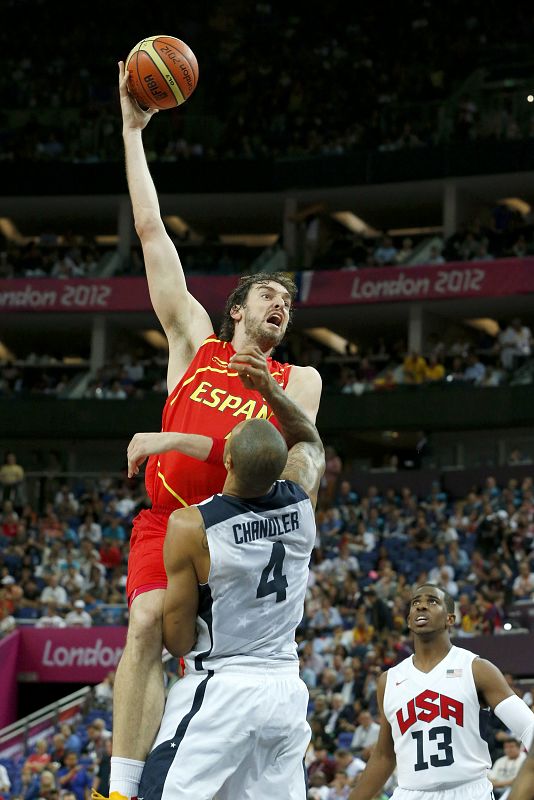 El español Pau Gasol lanza sobre el estadounidense Tyson Chandler durante la final olímpica de baloncesto.