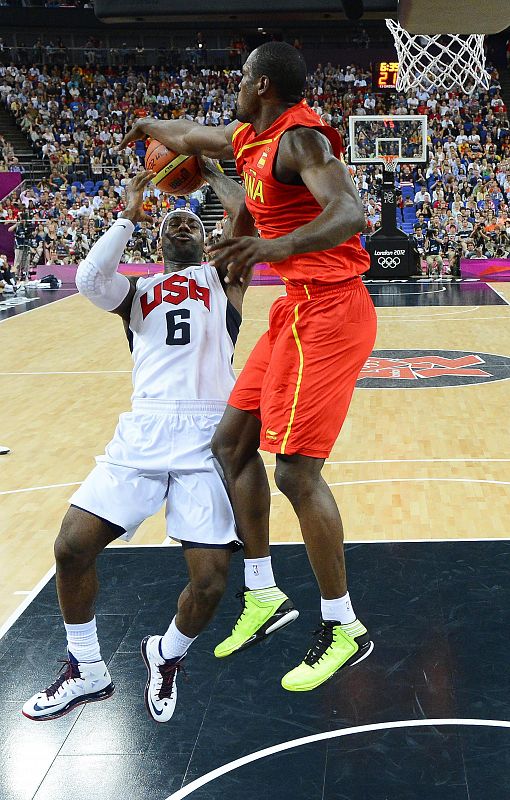 El estadounidense LeBron James ante el español Serge Ibaka durante el partido por el oro de los Juegos Olímpicos de Londres 2012.