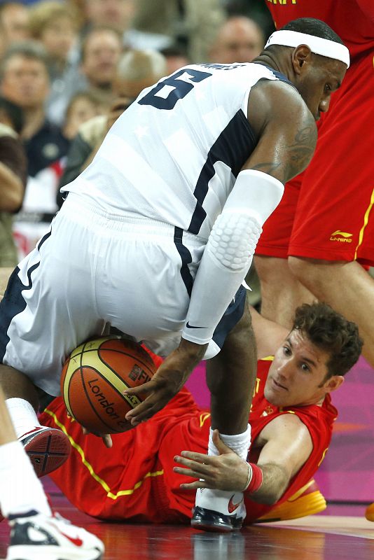 El español Rudy Fernández defiende al estadounidense Lebron durante la final olímpica de baloncesto.