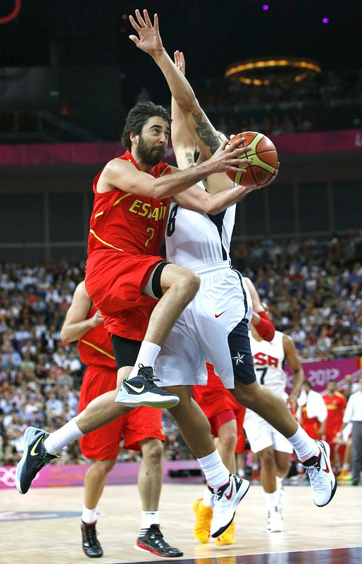 El español Juan Carlos Navarro supera la defensa del estadounidense Deron Williams durante la final olímpica de baloncesto.