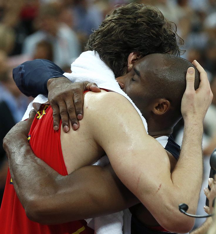 El español Pau Gasol felicita al estadounidense Kobe Bryant tras la final olímpica de baloncesto.