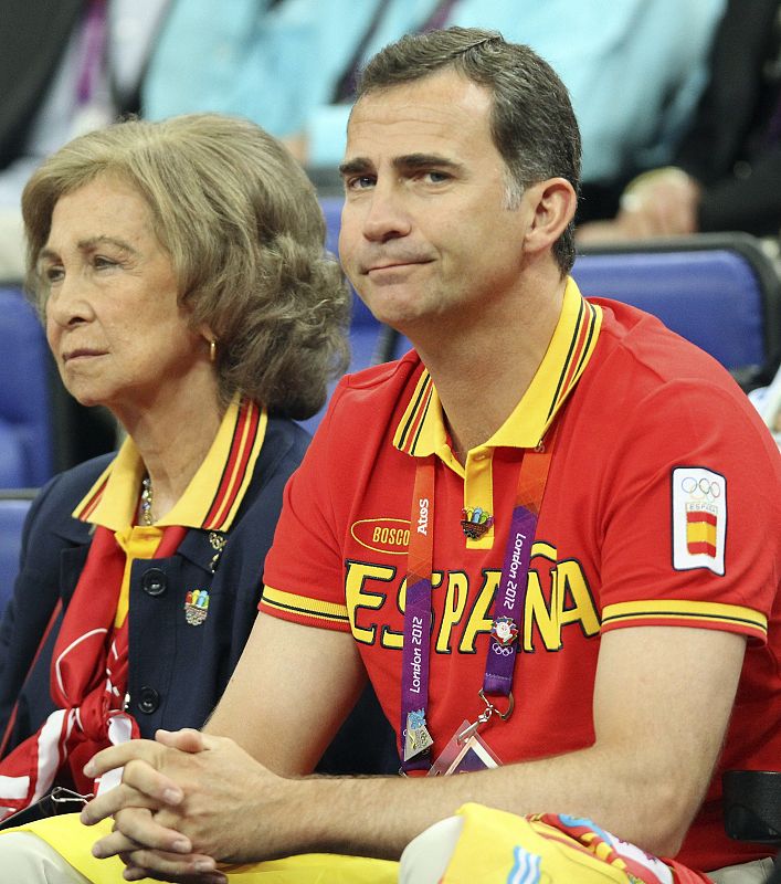 El príncipe de Asturias junto a  la reina Sofia durante el partido por el oro de los Juegos Olímpicos de Londres 2012, Estados Unidos vs España.