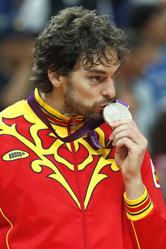 El español Pau Gasol en el podio tras ganar el equipo la medalla de plata en la final olímpica de baloncesto.