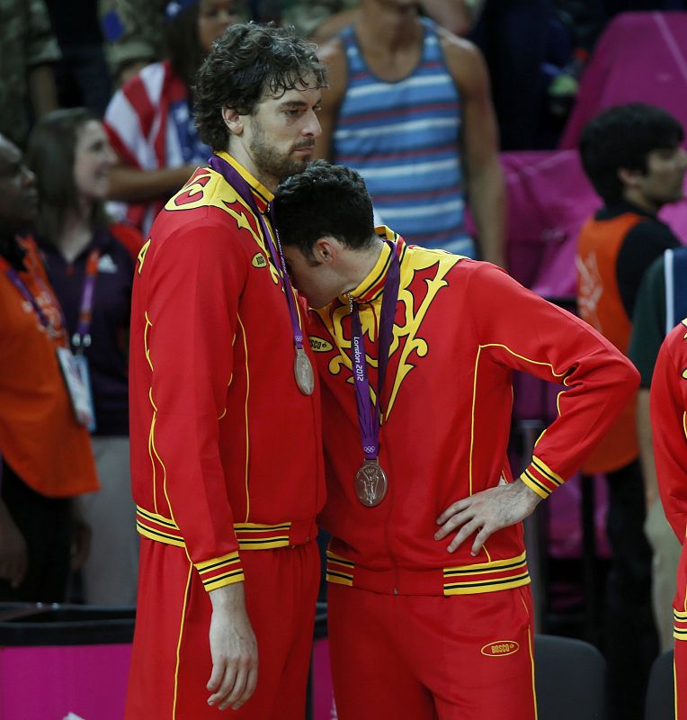 Pau Gasol consuela a su compañero Rudy Fernández durante la ceremonia de entrega de medallas donde España ha quedado en segundo lugar.