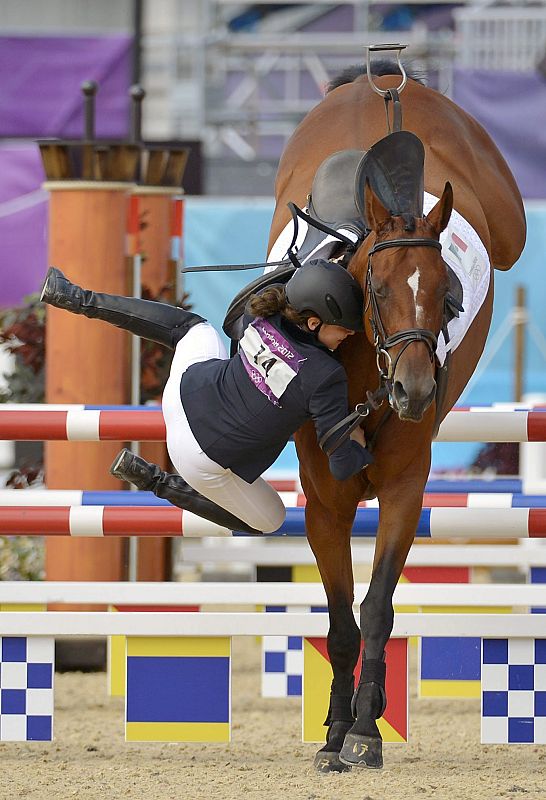 La mexicana  Tamara Vega sufre una caida durante la prueba de hípica del Pentatlón moderno femenino de los Juegos Olímpicos de Londres 2012.