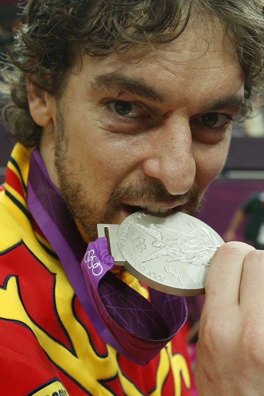 El español Pau Gasol muerde la medalla de plata en la final olímpica de baloncesto.