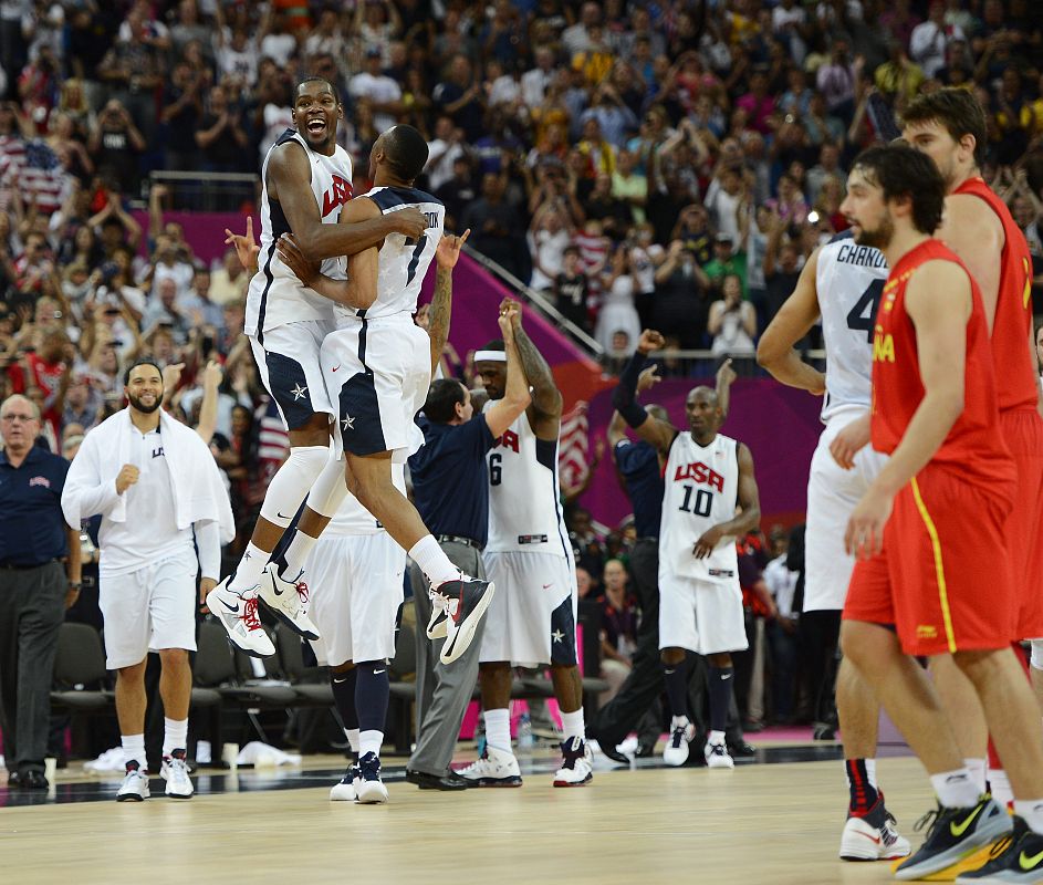 Los estadounidenses Kevin Durant y Russell Westbrook celebran tras conseguir el oro en la final de baloncesto masculino de los Juegos Olímpicos de Londres 2012.