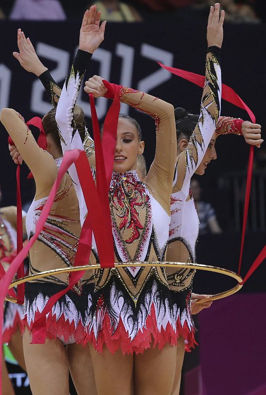 Las gimnastas del equipo italiano, durante el ejercicio de cinta en la final de concurso múltiple por equipos de gimnasia rítmica en los Juegos Olímpicos de Londres 2012.