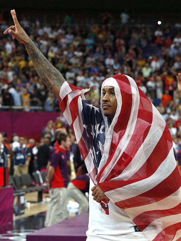 El jugador estadounidense Carmelo Anthony celebra la medalla de oro en la final olímpica de baloncesto ante España.