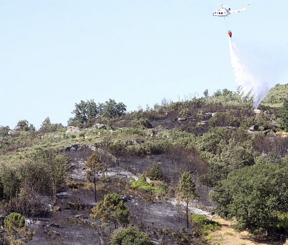 El helicoptero de la base salmantina de El Maillo refresca la zona incendiada por el fuego de la Sierra de Bejar, en Salamanca