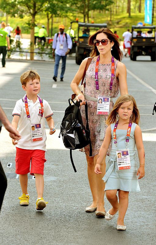 La princesa Mary de Dinamarca pasea con dos de sus hijos, Christian e Isabella.