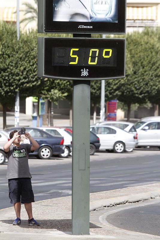 Un joven fotografia un termometro en Cordoba que marcaba los 50 grados