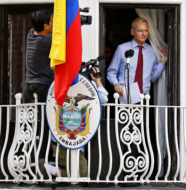 JULIAN ASSANGE HABLA PÚBLICAMENTE DESDE LA EMBAJADA DE ECUADOR EN LONDRES