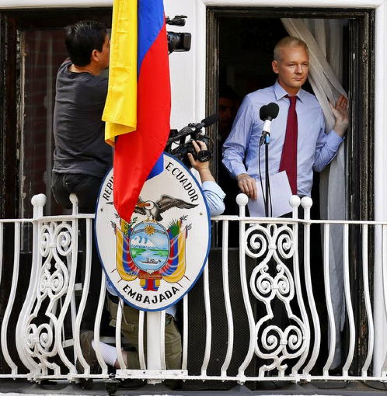 JULIAN ASSANGE HABLA PÚBLICAMENTE DESDE LA EMBAJADA DE ECUADOR EN LONDRES