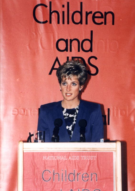 La pincesa Diana en una conferencia