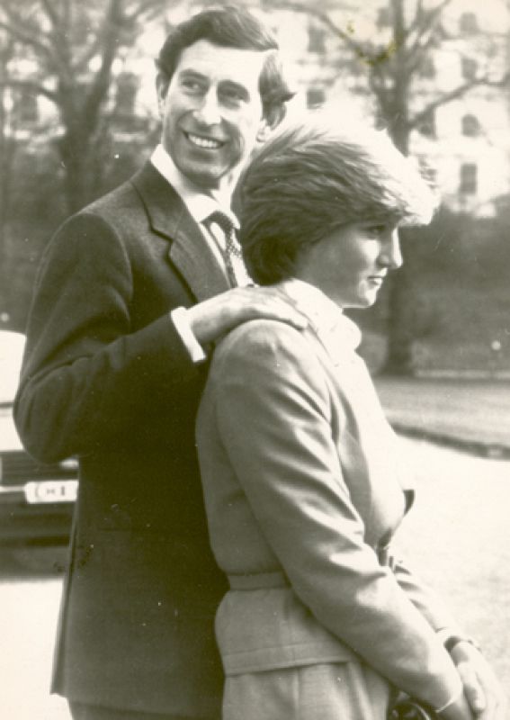 El principe Carlos y la princesa Diana de la mano