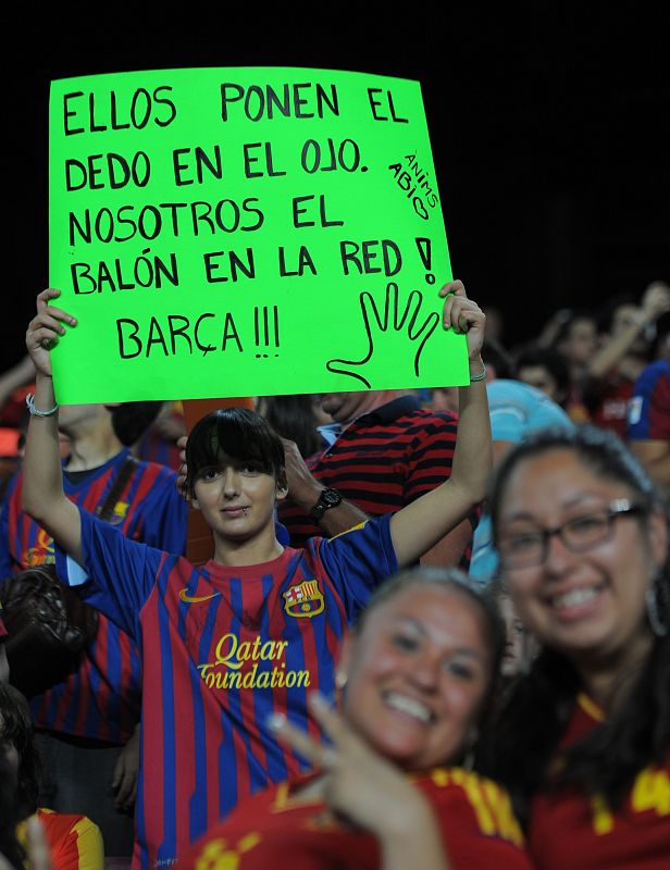 Aficionado del Barça con una pancarta que recuerda a Mourinho el gesto que tuvó en el partido de la supercopa del año anterior.