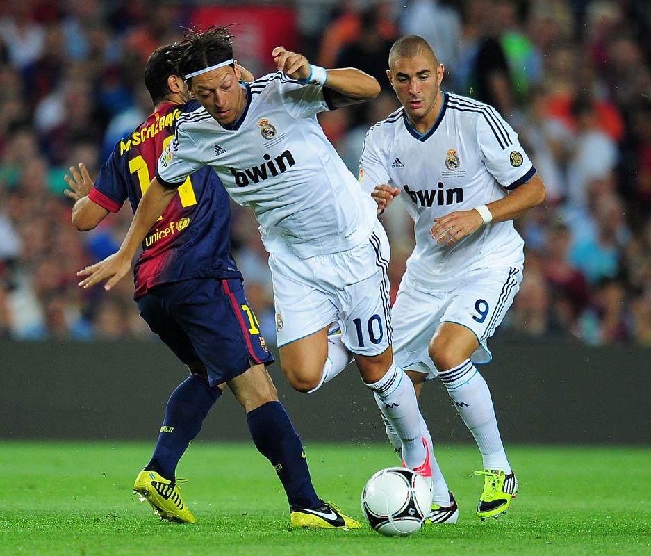 Javier Mascherano intenta robarle el balón al centrocampista alemán del Real Madrid Mesuts Ozil, en el partido de ida de la Supercopa de España.