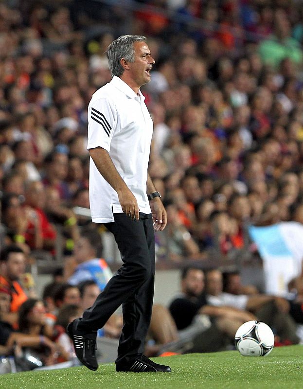 El entrenador portugués del Real Madrid, José Mourinho, da instrucciones desde la banda durante el partido de ida de la Supercopa de España.