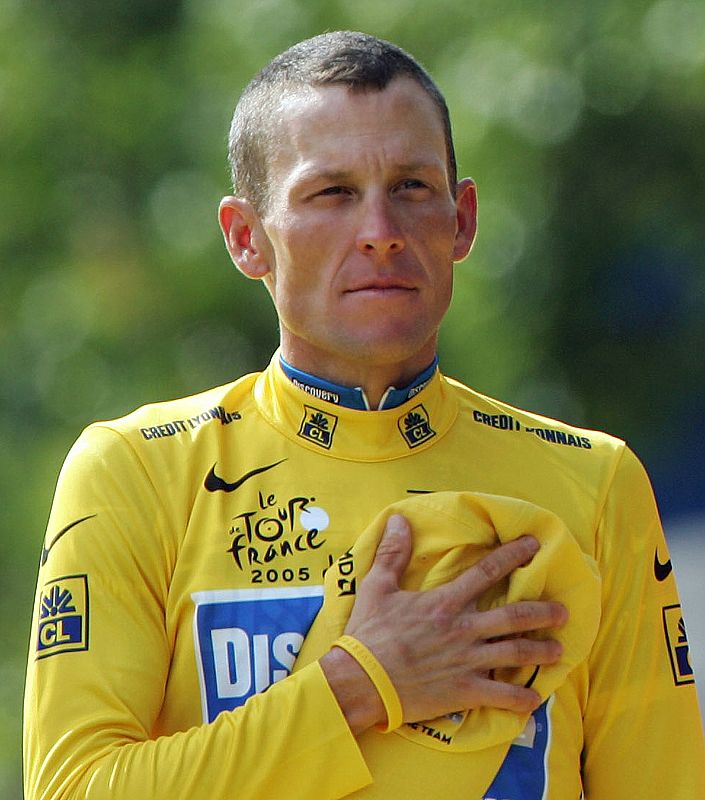 El ciclista Lance Armstrong de pie con la mano en el corazón durante la reproducción del himno nacional después de ganar su séptimo Tour de France en París, el 24 de julio  de 2005.