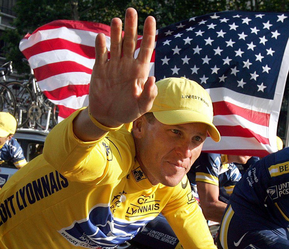 Lance Armstrong, primer ciclista que consigue ganar seis veces elTour de Francia, durante el desfile en los Campos Elíseos después de la 20 ª etapa y final del Tour en París, el 25 de julio de 2004.