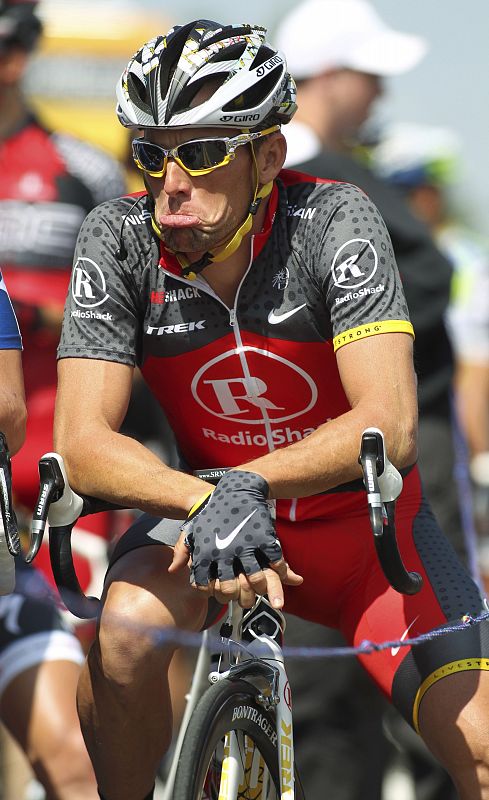 El siete veces ganador del Tour de Francia, el ciclista Lance Armstrong espera en la línea de salida en Visalia, California durante la quinta etapa del Tour de Amgen de California el 20 de mayo de 2010.