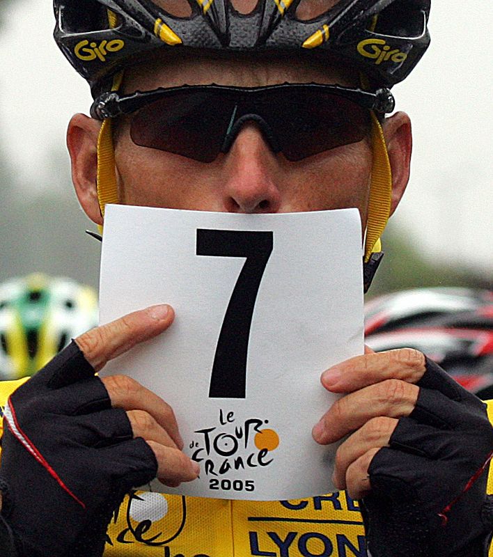 El estadounidense Lance Armstrong muestra un papel que pone "7" (siete victorias) antes de la etapa 21 de la 92 ª Tour de Francia entre Corbeil-Essonnes y los Campos Elíseos en París el 24 de julio de 2005.