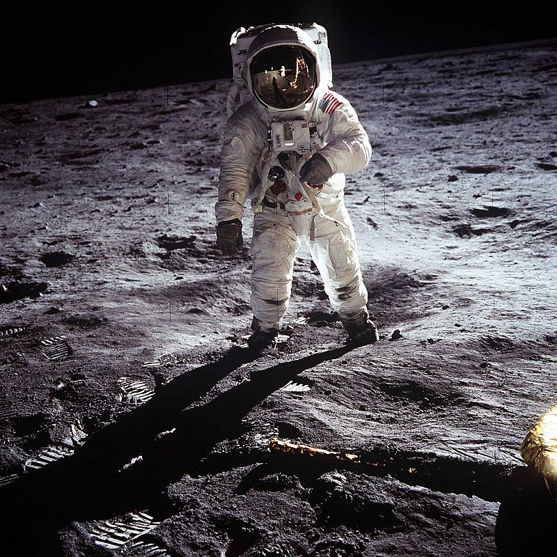 El astronauta Buzz Aldrin en la Luna junto al módulo lunar 'Eagle'