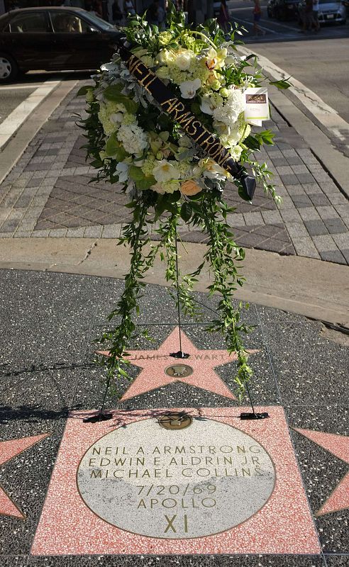 Homenaje a Neil Armstrong en el paseo de la fama de Hollywood Boulevard el día de su muerte