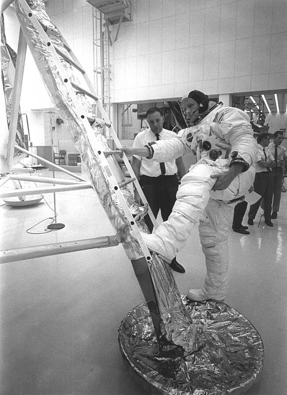 Neil Amstrong practicando en la escalera del Apollo 11