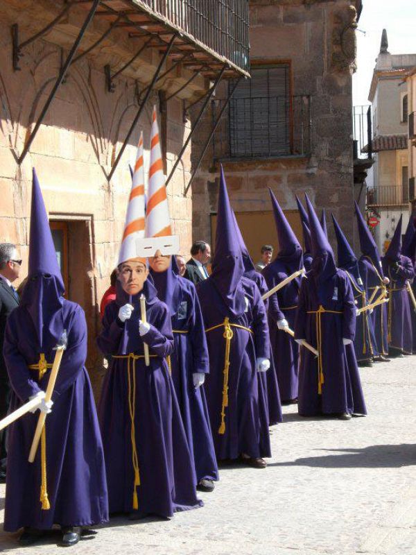 Las caras de los Pet Shop Boys pegadas sobre una foto de unos nazarenos en Semana Santa