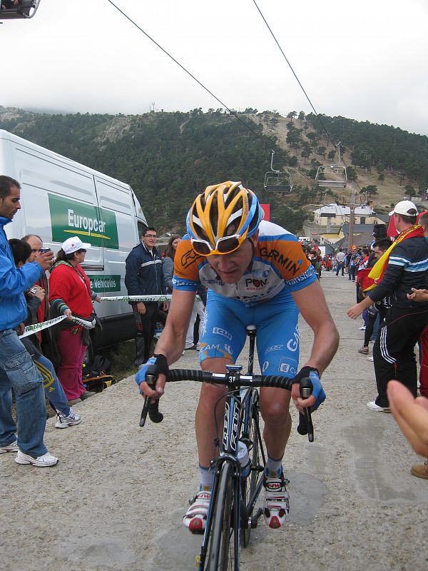 Ciclista subiendo una cuesta empinada