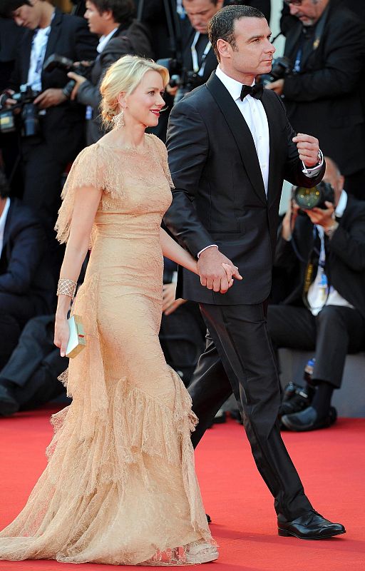 Naomi Watts y su pareja, Liev Schreiber. La actriz lució este diseño de Marchesa en gasa y volantes.