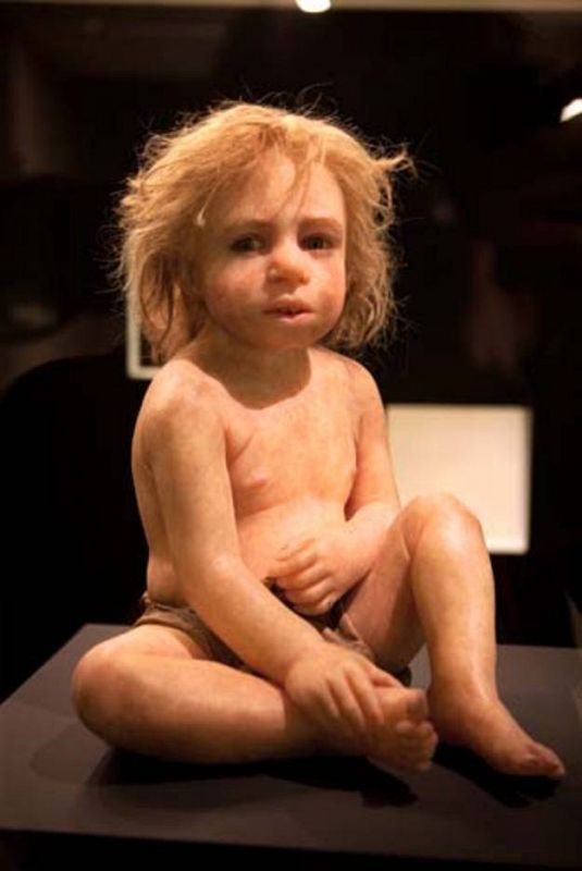Reconstrucción de una niña neandertal en el Museo de la Evolución Humana