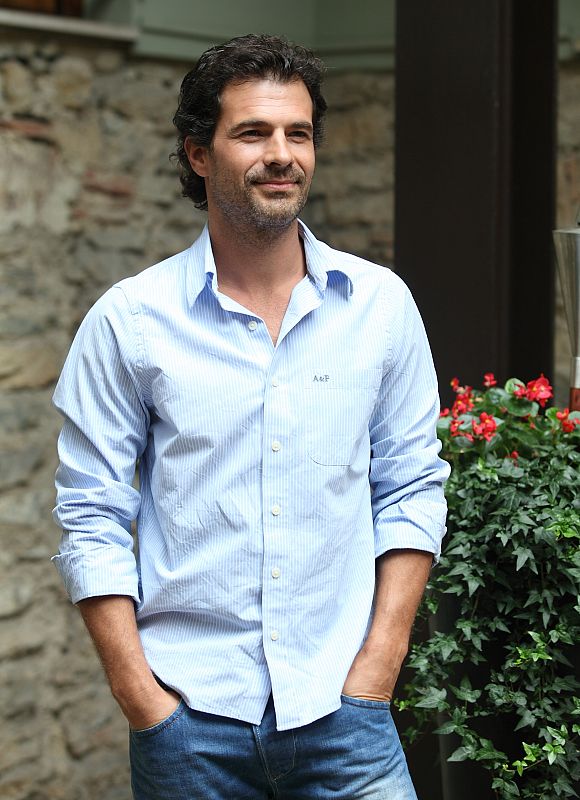 Rodolfo Sancho posando durante la presentación de Isabel en el Festival de Televisión de Vitoria.