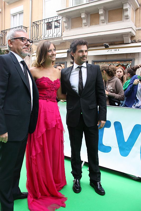 Los protagonistas, Michelle Jenner y Rodolfo Sancho con el director, Jordi Frades