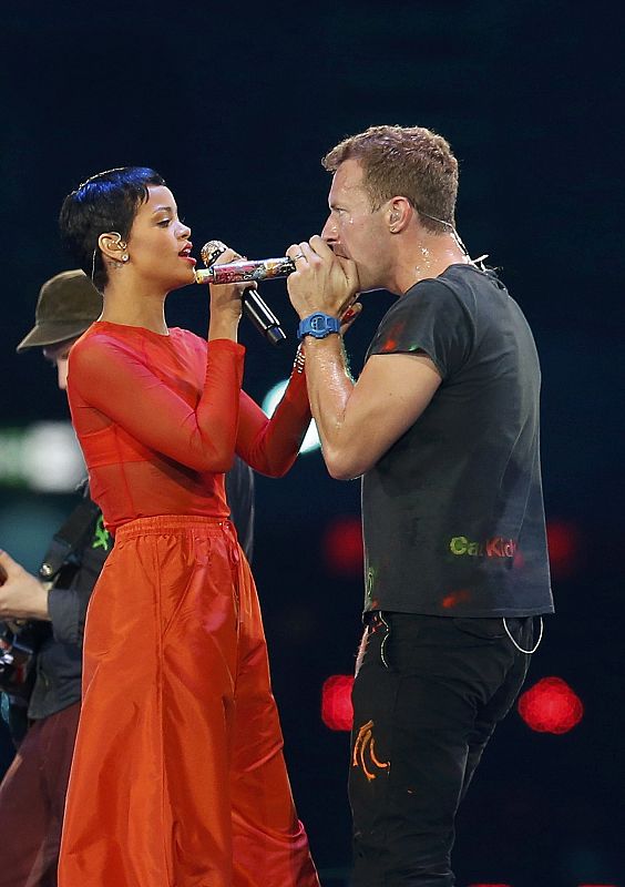 Chris Martin, cantando con Rihanna