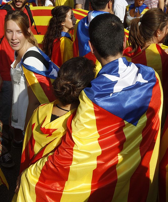 Una pareja de jóvenes con la Senyera durante la marcha independentistas.