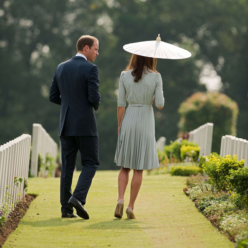 Guillermo y Kate pasean por el cementerio Kranji de Singapore, en donde están enterrados los miembros de las fuerzas aliadas fallecidos durante la Segunda Guerra Mundial.